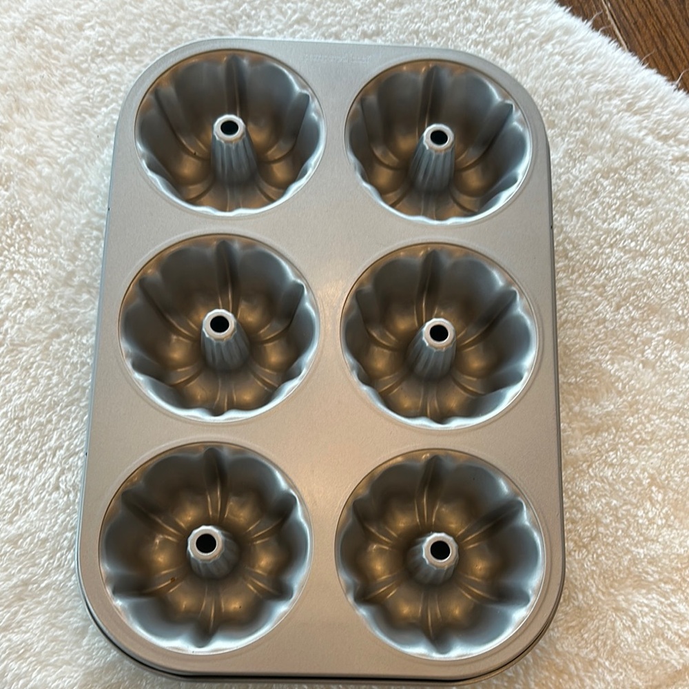Pampered Chef Silver Mini Bundt Pan